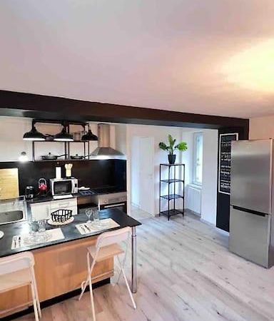 Logement Moderne Au Coeur Du Village Saint-Georges-de-Luzençon Exteriér fotografie
