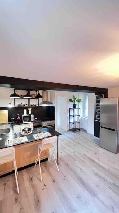 Logement Moderne Au Coeur Du Village Saint-Georges-de-Luzençon Exteriér fotografie