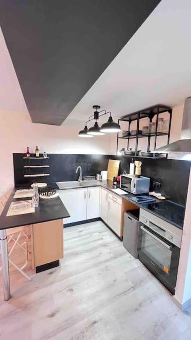 Logement Moderne Au Coeur Du Village Saint-Georges-de-Luzençon Exteriér fotografie