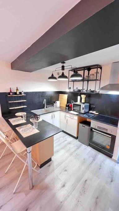 Logement Moderne Au Coeur Du Village Saint-Georges-de-Luzençon Exteriér fotografie