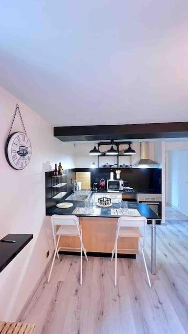 Logement Moderne Au Coeur Du Village Saint-Georges-de-Luzençon Exteriér fotografie