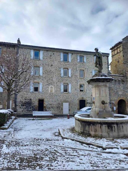 Logement Moderne Au Coeur Du Village Saint-Georges-de-Luzençon Exteriér fotografie