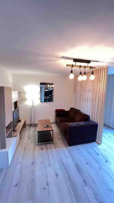 Logement Moderne Au Coeur Du Village Saint-Georges-de-Luzençon Exteriér fotografie