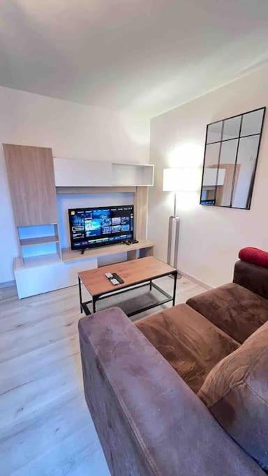 Logement Moderne Au Coeur Du Village Saint-Georges-de-Luzençon Exteriér fotografie