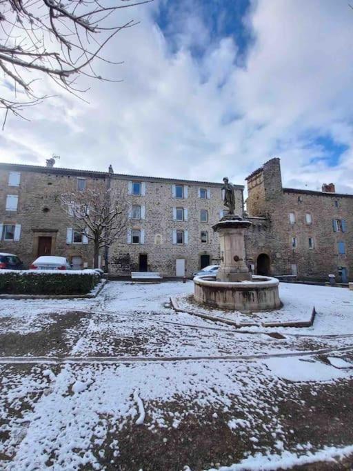 Logement Moderne Au Coeur Du Village Saint-Georges-de-Luzençon Exteriér fotografie