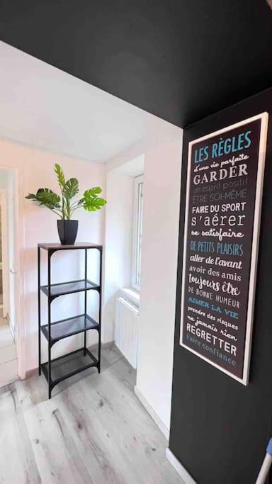 Logement Moderne Au Coeur Du Village Saint-Georges-de-Luzençon Exteriér fotografie