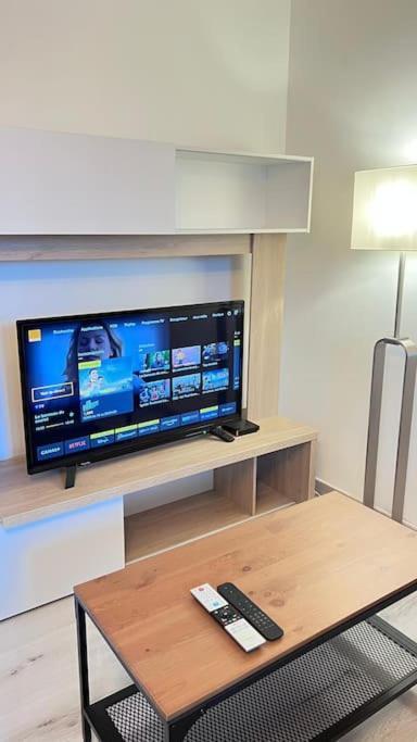 Logement Moderne Au Coeur Du Village Saint-Georges-de-Luzençon Exteriér fotografie