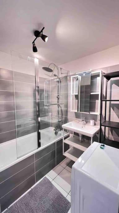 Logement Moderne Au Coeur Du Village Saint-Georges-de-Luzençon Exteriér fotografie